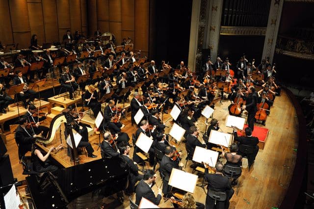 O maestro Roberto Minczuk rege a Orquestra Sinfônica Municipal. Foto: Sylvia Masini.