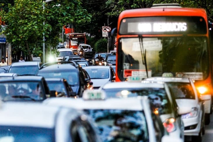 Congestionamento de ônibus, taxis, automóveis e motos na Avenida Rebouças. Foto: Pedro Craveiro.