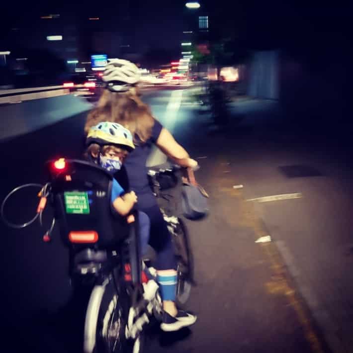 Motociclista e criança trafegam na Avenida Rebouças. Foto: Sasha Hart.