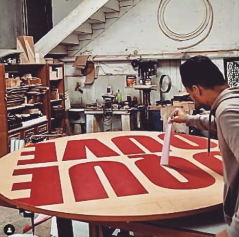 “O QUE OUVE”  de Lenora de Barros sendo montado no atelier da artista. Foto: @ledebe / Instagram.