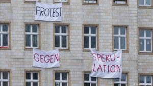 Inúmeros protestos contra o aumento dos preços da habitação surgiram nos últimos anos na Alemanha. Foto: Seeliger / DW.