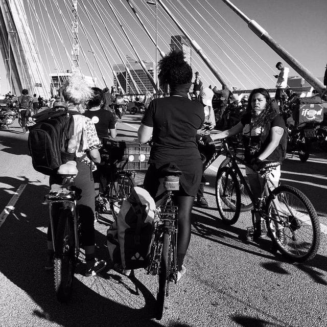Coletivo Señoritas Courier luta pelo direito à cidade para mulheres ciclistas e para as que trabalham com entregas. A foto é manifestação Breque dos Apps, onde entregadores protestavam por direitos. Foto: Ricardo Neres Machado.