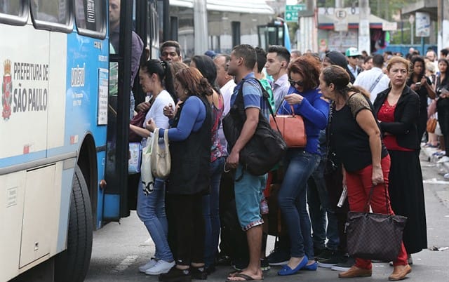 A desigualdade social também se expressa em fatores como o acesso ao transporte público. Foto: Rivaldo Gomes / Folhapress.