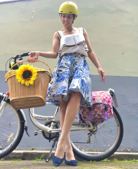 Vivi gosta de pedalar elegantemente, com saias, vestidos e, detalhe, sempre de salto alto. Foto: Divulgação.
