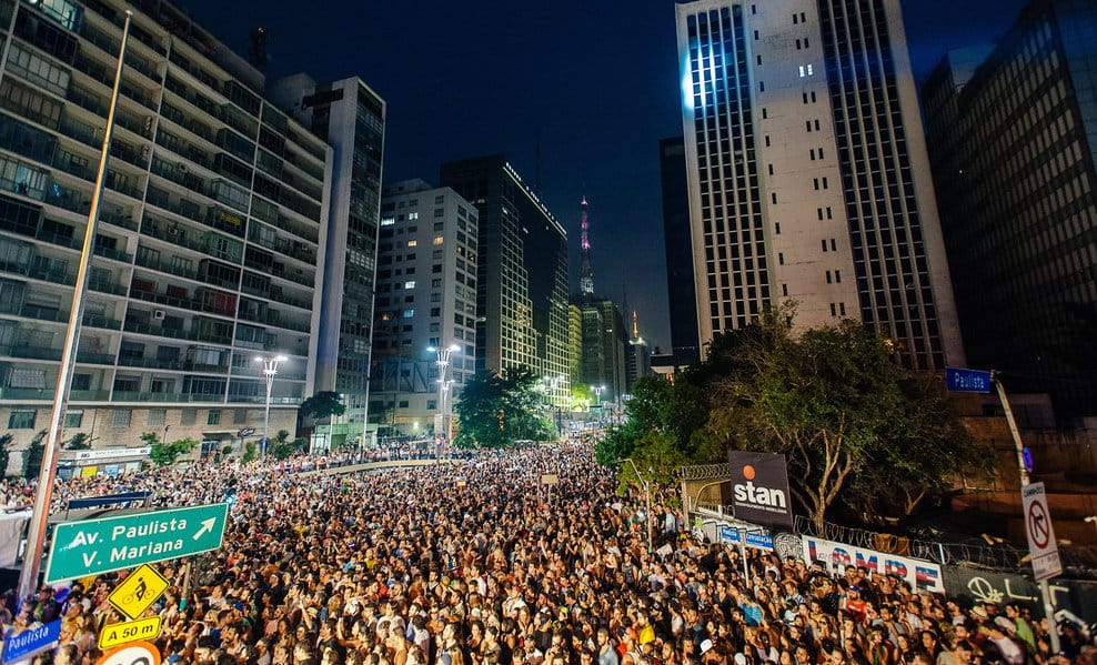 Multidão assiste show na Avenida Paulista esquina com a Rua da Consolação. Fots Públicas