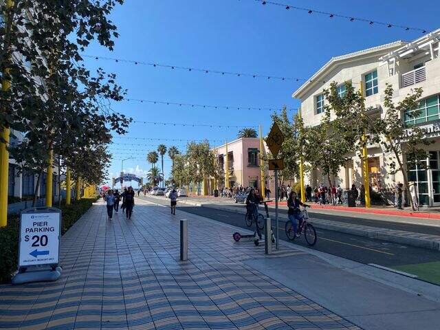 Calçada de acesso ao Pier Santa Monica, Califórnia. Note-se a largura e a suavidade da rampa de travessia, garantindo acessibilidade sem colocar em risco os caminhantes da lateral. Foto: Ana Paula Wickert. 