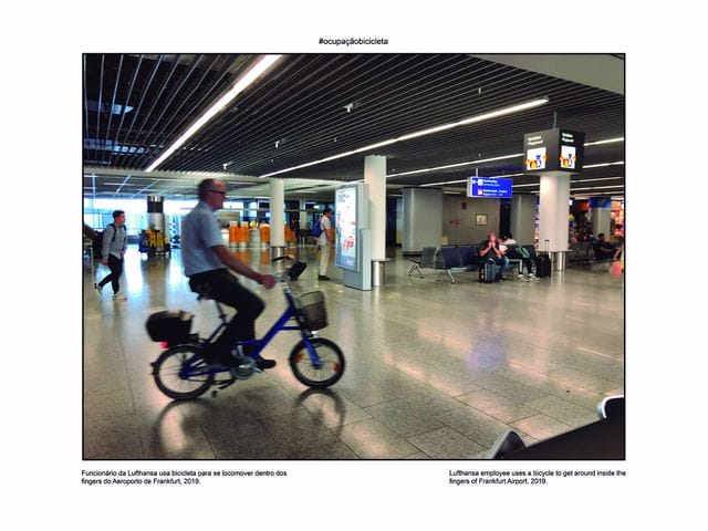 Funcionário da Lufthansa usa bicicleta para se locomover dentro do aeroporto de Frankfurt, 2019.