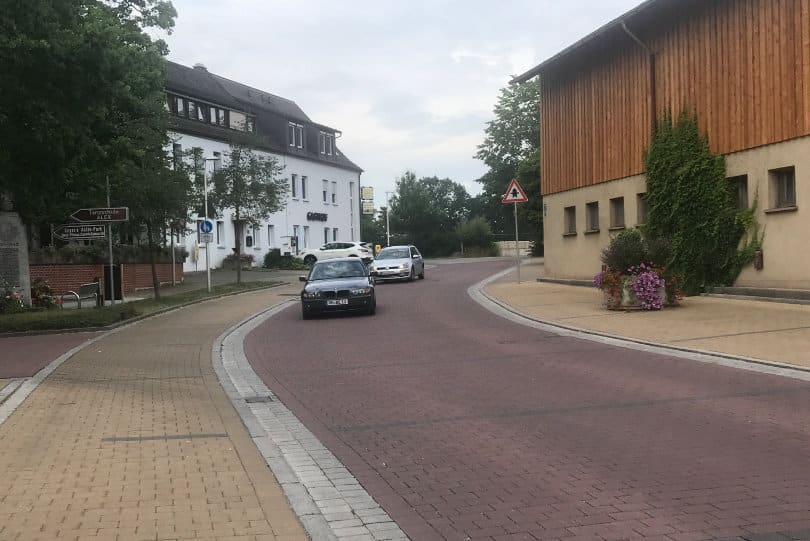 Zona 30 em Zirndorf, interior da Alemanha. Neste caso, a Zona 30 está implantada em uma rodovia que cruza a pequena aglomeração urbana. Foto: Ana Paula Wickert.