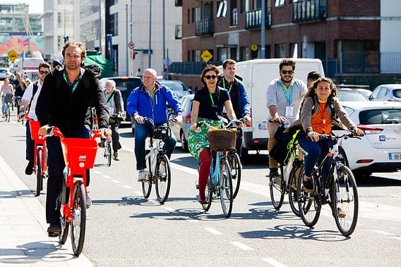 Ana Luiza Carboni (centro) em Dublin, em passeio de bicicleta do Velo-city em junho de 2019. Foto: Acervo pessoal.