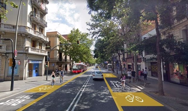 Barcelona na Espanha quer redistribuir espaço: menos carros, mais pessoas e mais bicicletas.  Imagem: Mobilitat.