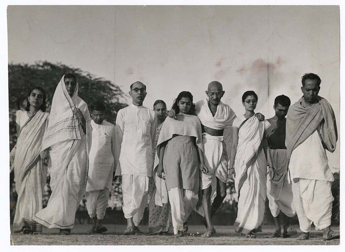 Caminhada matinal de Gandhi com membros próximos do Ashram (comunidade) e sua família, 1946. Foto: Margaret Bourke-White. 