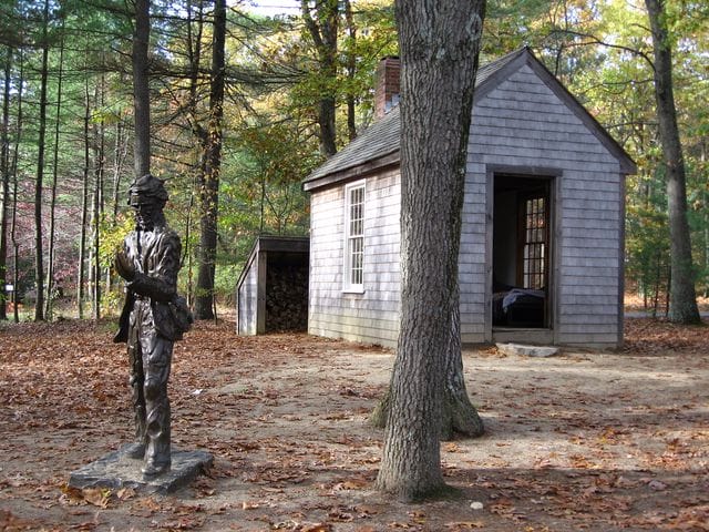 Thoreau e sua estátua em Walden Pond (MT) onde ele ficou isolado por quase dois anos enquanto trabalhava em seus diários e em ““Walden“ ou “A Vida nos Bosques". Foto: Herzogbr / Creative Commons. 