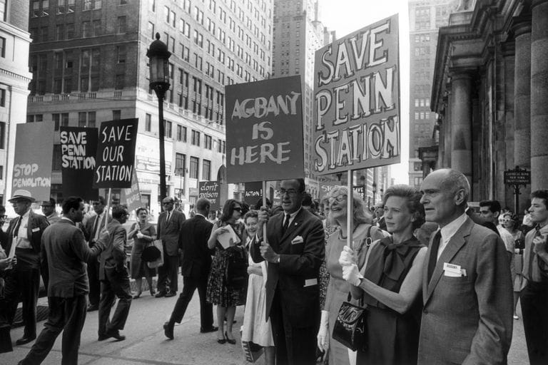 Jane Jacobs e manifestantes em protesto para salvar a Penn Station da demolição de 1963. Foto: Walter Daran / Hulton Archive / Getty Images.