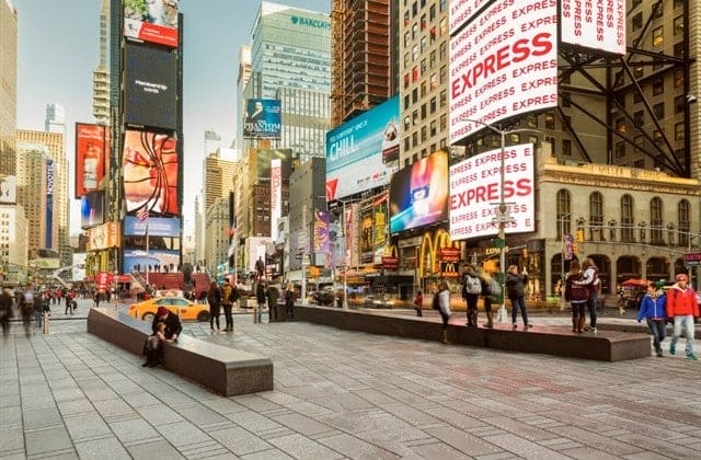 Times Square em Nova York foi reaberta, voltada para melhorar a circulação de pedestres. Foto: Michael Grimm / NYC DOT.