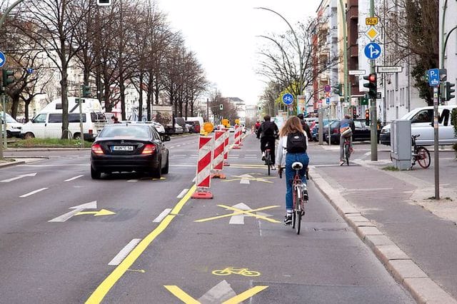 Dados de 106 cidades europeias indicam que os 1.094 km de ciclovias e as novas calçadas nascidas durante a pandemia trarão benefícios e economias a longo prazo. Foto: ADFC Berlin.