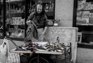 Peixeira vende carapaus e lulas. Foto: Virgilio Neves.