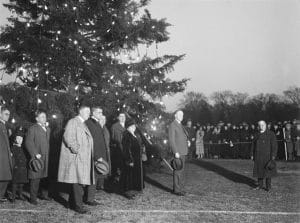O Presidente americano Coolidge e a árvore da Natal nos jardins da Casabranca em Washington no ano de 1923. Foto: White House History.