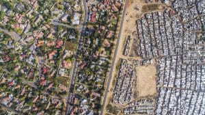Assentamento Kya Sands em Joanesburgo, África do Sul. Foto: © Johnny Miller / Unequal Scenes
