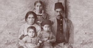 Uma família armênia, em Damasco, na Síria, em 1925. Foto extraída do site do livro Presença Armênia em São Paulo.