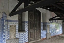 Entrada principal da casa sede com mural de azulejos.