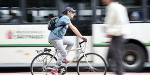…de bicicleta, sou destemido e a cidade é uma faixa vermelha a ser seguida. Foto: André Porto/Metro Jornal.