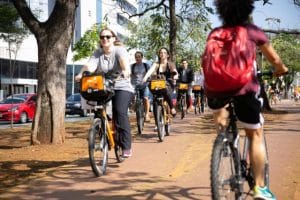 Os programas de bicicleta compartilhada evoluíram e hoje são meio de transporte e até instrumento de trabalho. Foto: Joana Oliveira/WRI Brasil.