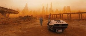 A ação em Blade Runner muitas vezes nem ocorre em Los Angeles. Aqui, K se aproxima de Las Vegas. Imagem © 2017 Warner Bros. Entertainment Inc.