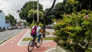 Levantamento internacional analisou capacidade de oferecer espaços caminháveis e serviços essenciais perto da população. Recife em foto de Andrea Rego Barros.