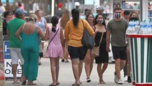 Mulheres caminham pelo Pier Park na capital do Panamá. Foto: Patti Blake / The News Herald.