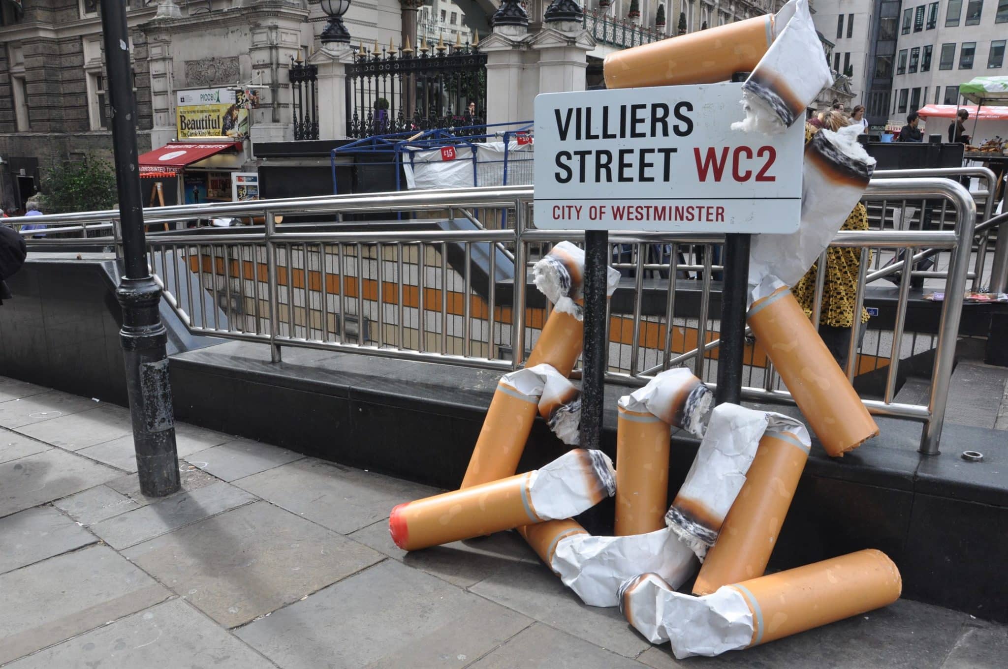 Campanha contra bitucas em Londres, Inglaterra. Elas são 75% do lixo encontrado nas ruas. Foto: Getty Images.