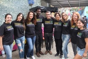 Equipe do Sidewalk Talk - Conversas na Calçada, primeira seção do Sidewalk na América Latina em ação na Vila Madalena. Foto: Divulgação.