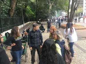 Equipe do Sidewalk Talk - Conversas na Calçada em ação no Parque Trianon, na Avenida Paulista. Foto: Divulgação.