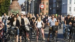 Segundo Gehl, "devemos planejar e construir cidades amáveis, seguras e democráticas, que estejam atentas às necessidades das pessoas". Foto: Visit Copenhague.
