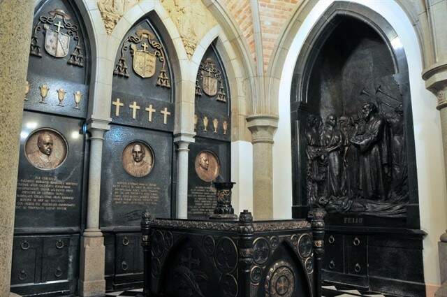 Túmulo do regente Feijó (à dir.) e câmaras mortuárias de cardeais. Foto: Marcia Minillo.