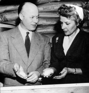 Earl S. Tupper e Brownie Wise na fábrica da Tupperware em Farnumsville, EUA, em 1951. Cortesia: Tupperware.