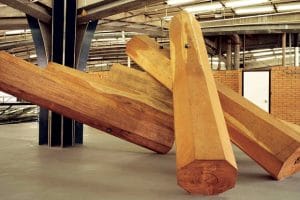 Mega escultura em madeira criada por Elisa em 2002 e instalada no CCSP. Foto: Mariana Maltoni.