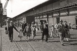 A chegada de imigrantes japoneses no Porto de Santos. Foto: Theodor Preising / Divulgação.
