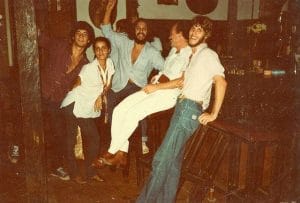 A alagoana Ângela Uchoa (centro) que no final dos anos 80 trabalhou no melhor da noite paulistana, o bar Lei Seca. Foto: Arquivo Pessoal.