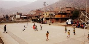 Quadra de esportes em assentamento na área metropolitana de Lima-Peru. (2016). Foto: Mariana Morais