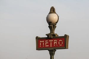 Placa de entrada de estação do Métropolitain de Paris em estilo Art Noveau. Foto: Pixabay.