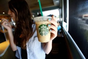 Mulher segura bebida com canudo da Starbucks em Pasadena, na Califórnia. Foto: Mario Anzuoni / Reuters.