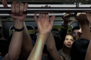 O ônibus perdeu espaço na matriz de transporte da Grande São Paulo, enquanto os deslocamentos por metrô, trens e aplicativos foram os que mais ganharam força nos últimos dez anos. Foto: Eduardo Anizelli / Folhapress.