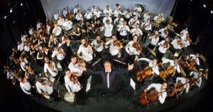 O Maestro Carlos Moreno e a Orquestra Acadêmica do Mozarteum Brasileiro. Foto: Marcos Hermes / Divulgação.