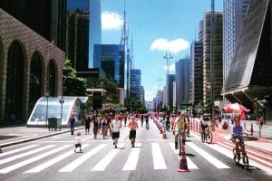 Avenida Paulista interditada ao tráfego de veículos aos domingos, se tornou um espaço voltado ao lazer de pedestres e ciclistas.Foto: Renato Lobo.