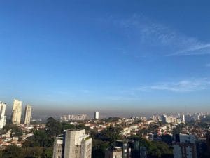 Faixa de poluição amarronzada é causada pela poluição e por causa de fenômeno conhecido como inversão térmica. Foto: Bárbara Muniz Vieira / G1.