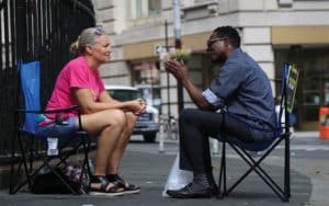 Traci Ruble, fundadora do Sidewalk Talk em ação. Foto: Mindful Org.