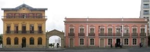 Da esquerda para a direita: Casa nº 1, que abriga o Museu da Imagem, o pórtico do Beco do Pinto e Solar da Marquesa de Santos. Fotomontagem: Arquiteto Victor Hugo Mori.