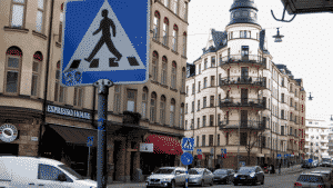 Placas de rua para travessias de pedestres são amplos em Estocolmo, Suécia. Foto: Jason Margolis