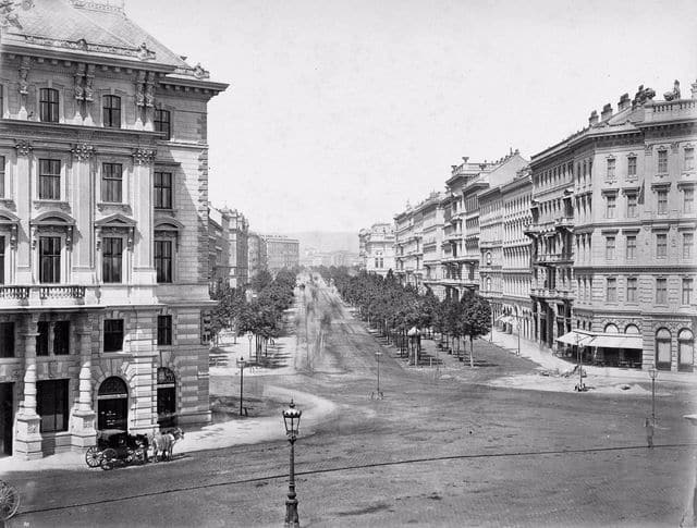 Ringstrasse de 1857, a rua mais famosa de Viena, cujo nome significa, literalmente, Rua de Anel. Foto: Wikimedia Commons.