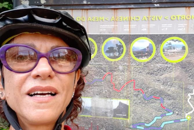A carioca Mitzi Menezes só se locomove de bicicleta, com o objetivo de colaborar para que o Rio seja mais sustentável, saudável e inclusivo. Foto: acervo pessoal.